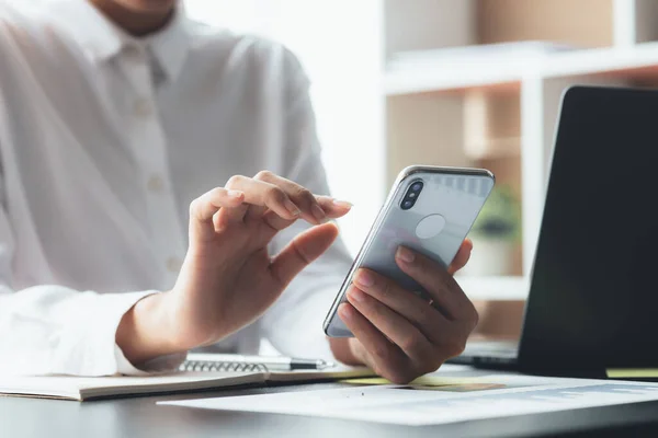 Young Businesswoman Looking Financial Information Mobile Phone She Checking Company — Stockfoto