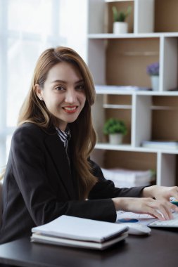 Güzel Asyalı kadın, yeni nesil girişimlere önderlik eden bir iş kadını, iş dünyasında güven ve istikrar oluşturmak için bir iş planı yürüten ve yöneten bir kadın, kadın güdümlü iş konsepti..