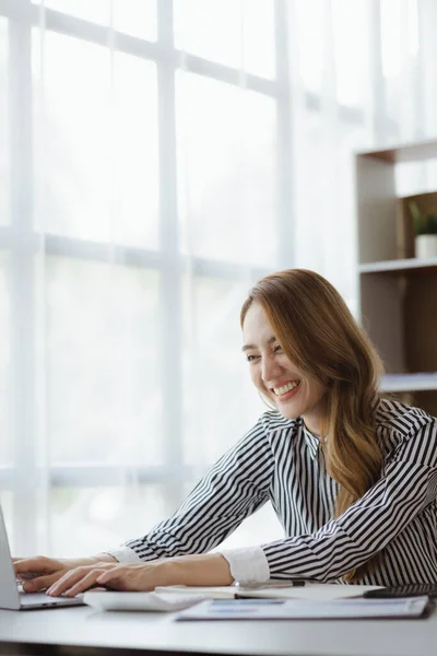 Businesswoman Checking Company Financial Documents Using Laptop Talk Chief Financial — Fotografia de Stock