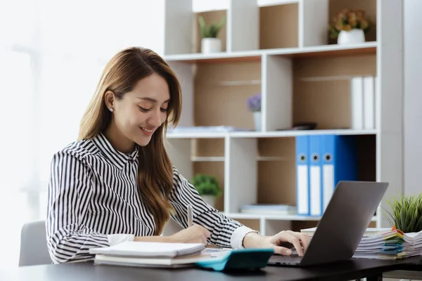 Businesswoman Checking Company Financial Documents Using Laptop Talk Chief Financial — Fotografia de Stock