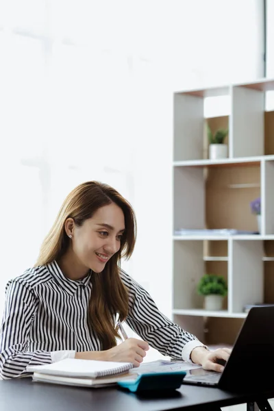 Businesswoman Checking Company Financial Documents Using Laptop Talk Chief Financial — Fotografia de Stock