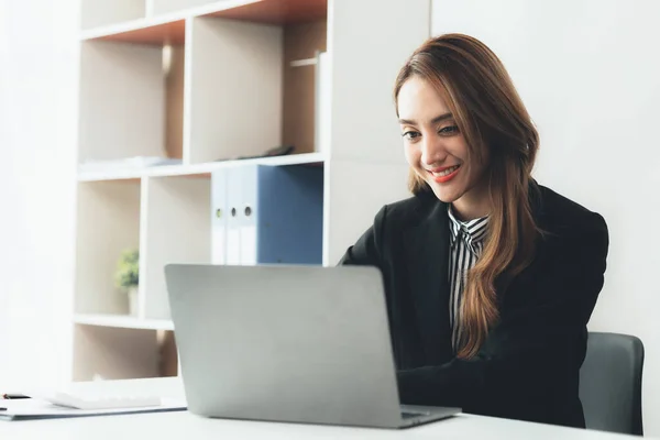 Businesswoman Checking Company Financial Documents Using Laptop Talk Chief Financial — Fotografia de Stock