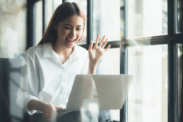 Azjatycka Bizneswoman Patrząc Ekranie Laptopa Zdalnej Rozmowy Wideo Partnerem Startup — Zdjęcie stockowe