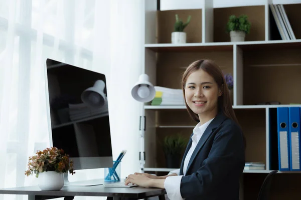 Young Asian Women Working Office Young Businesswoman Founding Startup Companies — ストック写真