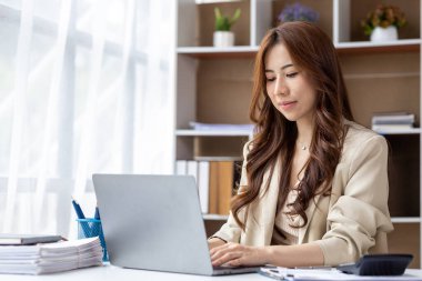 Ofiste çalışan Asyalı kadınlar, işletme yöneticisi olarak genç Asyalı iş kadınları, kurucu ve işletme yöneticileri, genç kadın iş adamları. Girişim iş konsepti.