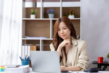 Ofiste çalışan Asyalı kadınlar, işletme yöneticisi olarak genç Asyalı iş kadınları, kurucu ve işletme yöneticileri, genç kadın iş adamları. Girişim iş konsepti.