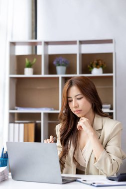 Ofiste çalışan Asyalı kadınlar, işletme yöneticisi olarak genç Asyalı iş kadınları, kurucu ve işletme yöneticileri, genç kadın iş adamları. Girişim iş konsepti.