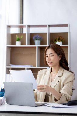 Ofiste çalışan Asyalı kadınlar, işletme yöneticisi olarak genç Asyalı iş kadınları, kurucu ve işletme yöneticileri, genç kadın iş adamları. Girişim iş konsepti.