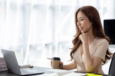Asian women working in the office, young Asian business women as business executives, founding and running start-up executives, young female business leaders. Startup business concept.