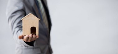 Emlakçılar projenin bir konut modelini müşterilere ev teslimatı olarak gönderiyorlar. Emlak ticareti fikirleri ve banka kredileri ev ve arazi alım satımı ve satımı için.