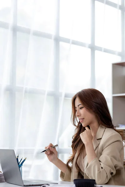 Asiatiska Kvinnor Som Arbetar Kontoret Unga Asiatiska Affärskvinnor Som Företagsledare — Stockfoto