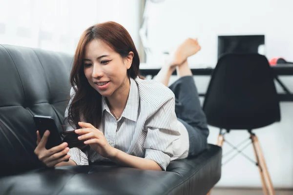 Asian Woman Lounging Sofa She Texting App Smartphone Friend She — 图库照片