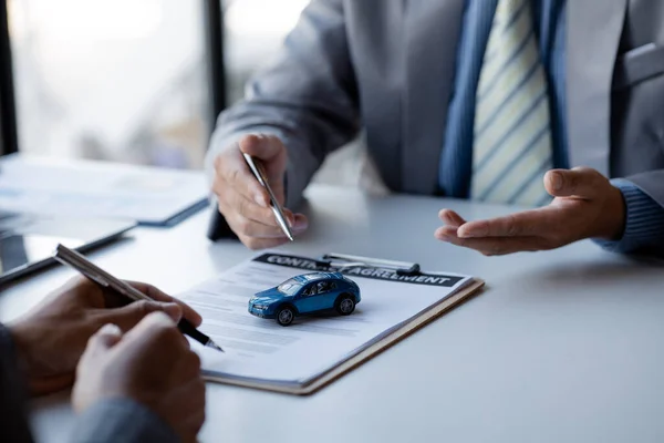 Salesperson Explaining Details Purchase Contract Customer Agreeing Contract Selling Car — ストック写真
