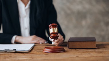 Gavel 'in güç sembolü ve başkanın yetkileriyle hareket etme hakkı. Yasal olarak başı dertte olan müvekkillere çeşitli davalarda danışmanlık yapan avukat. Avukat kavramı ve hukukun adaleti..