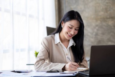 Güzel bir Asyalı kadın bir şirket yönetiyor, yeni nesil şirket kuran bir iş kadını, kadın liderler tarafından yönetilen, kadın patronlar. İş yönetimi kavramı.