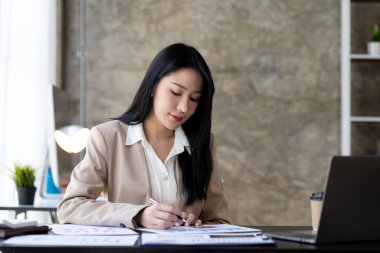 Güzel bir Asyalı kadın bir şirket yönetiyor, yeni nesil şirket kuran bir iş kadını, kadın liderler tarafından yönetilen, kadın patronlar. İş yönetimi kavramı.