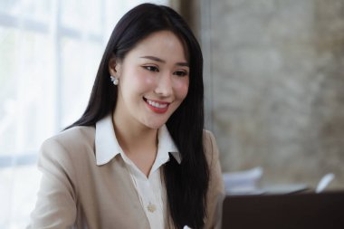 Güzel bir Asyalı kadın bir şirket yönetiyor, yeni nesil şirket kuran bir iş kadını, kadın liderler tarafından yönetilen, kadın patronlar. İş yönetimi kavramı.
