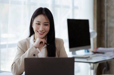 Güzel bir Asyalı kadın bir şirket yönetiyor, yeni nesil şirket kuran bir iş kadını, kadın liderler tarafından yönetilen, kadın patronlar. İş yönetimi kavramı.