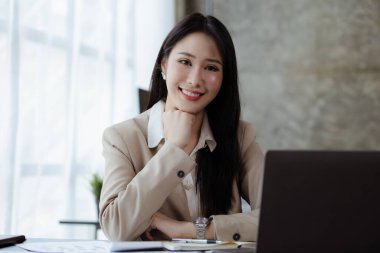 Güzel bir Asyalı kadın bir şirket yönetiyor, yeni nesil şirket kuran bir iş kadını, kadın liderler tarafından yönetilen, kadın patronlar. İş yönetimi kavramı.
