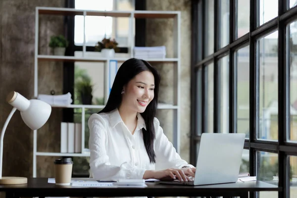 Uma Funcionária Asiática Senta Escritório Departamento Marketing Uma Empresa Startup — Fotografia de Stock