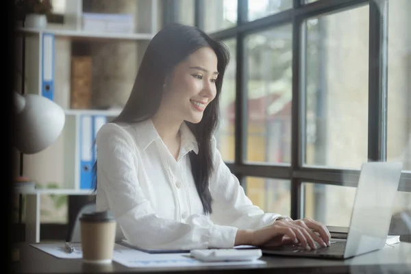 Uma Funcionária Asiática Senta Escritório Departamento Marketing Uma Empresa Startup — Fotografia de Stock