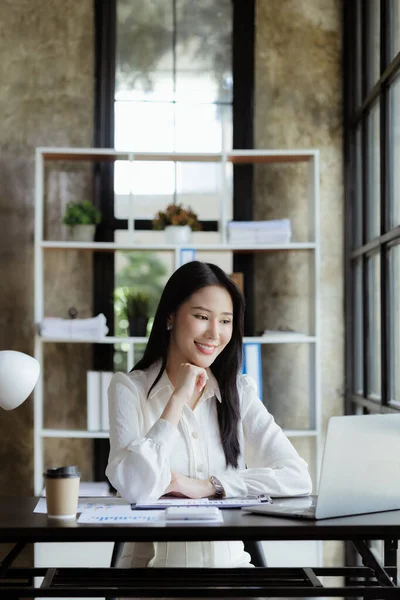 Beautiful Asian Woman Managing Company Business Executive Marketing Executive Founder — ストック写真