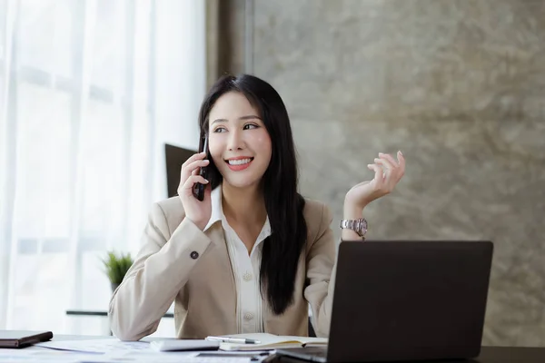Beautiful Asian Woman Executives Business Executives Marketing Executives Talking Phone — ストック写真