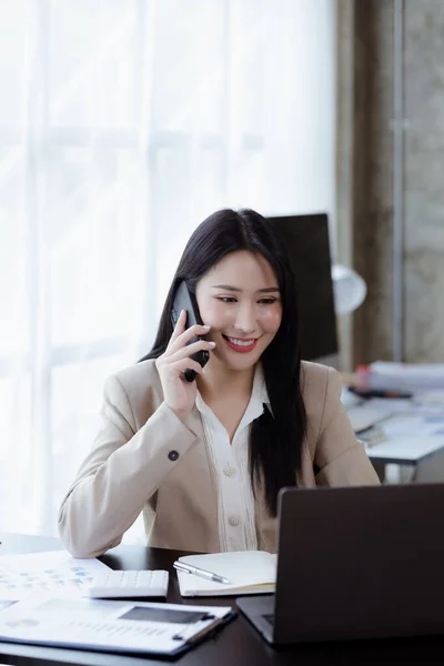 Красивые Азиатские Женщины Руководители Бизнес Руководители Маркетологи Разговаривают Телефону Клиентами — стоковое фото