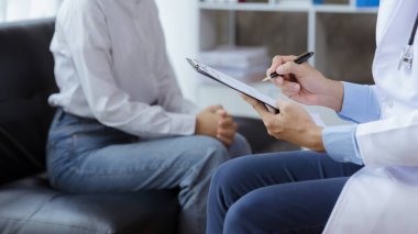 Doktorlar, hastane muayene odalarındaki hastalara tedavi, uzmanların hastalıklarını tedavi ve hedef gösterilmiş tedaviler konusunda tavsiyelerde bulunuyorlar. Tıbbi tedavi ve uzman kavramları.