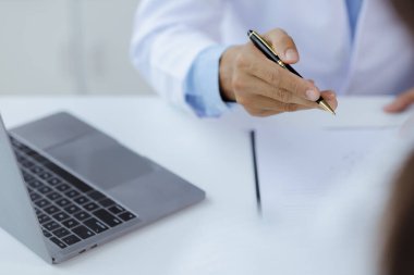 Doktorlar, hastane muayene odalarındaki hastalara tedavi, uzmanların hastalıklarını tedavi ve hedef gösterilmiş tedaviler konusunda tavsiyelerde bulunuyorlar. Tıbbi tedavi ve uzman kavramları.