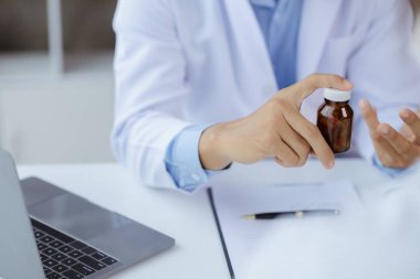 Doktorlar hastane muayene odalarındaki hastalara ilaç tedavisi, uzmanların hastalıklarını tedavi etme ve hedef gösterilmiş tedaviler konusunda tavsiyelerde bulunuyorlar. Tıbbi tedavi ve uzman kavramları.