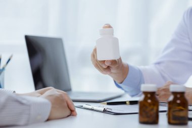 Doktorlar hastane muayene odalarındaki hastalara ilaç tedavisi, uzmanların hastalıklarını tedavi etme ve hedef gösterilmiş tedaviler konusunda tavsiyelerde bulunuyorlar. Tıbbi tedavi ve uzman kavramları.