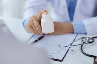 Doktorlar hastane muayene odalarındaki hastalara ilaç tedavisi, uzmanların hastalıklarını tedavi etme ve hedef gösterilmiş tedaviler konusunda tavsiyelerde bulunuyorlar. Tıbbi tedavi ve uzman kavramları.