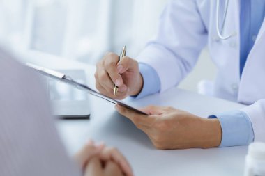 Doktorlar, hastane muayene odalarındaki hastalara tedavi, uzmanların hastalıklarını tedavi ve hedef gösterilmiş tedaviler konusunda tavsiyelerde bulunuyorlar. Tıbbi tedavi ve uzman kavramları.