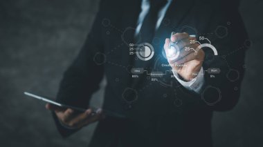 İşadamı, hologram şirketinin mali raporlarına, finansal ve sayısal büyüme verilerini gösteren grafiklere işaret ediyor. Finansal yönetim kavramı büyüyor ve karlı oluyor.. 