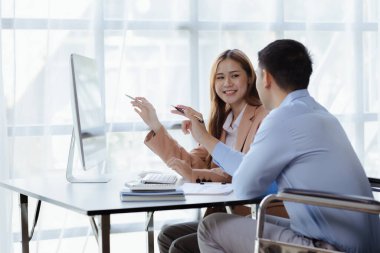 Adam tekerlekli sandalyede oturuyor ve iş arkadaşlarıyla beyin fırtınası yapıyor, iş yapıyor, engelli insanları işe alıyor, kurum içi ekiplerle çalışıyor ve takım olarak engelli kişilerle çalışıyor..