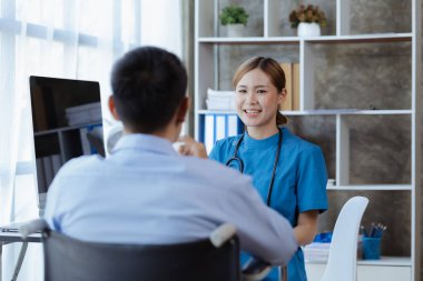 Doktorlar, hastane muayene odalarındaki hastalara tedavi, uzmanların hastalıklarını tedavi ve hedef gösterilmiş tedaviler konusunda tavsiyelerde bulunuyorlar. Tıbbi tedavi ve uzman kavramları.
