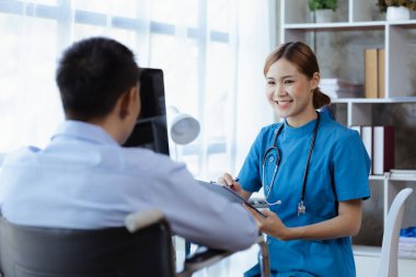 Doktorlar, hastane muayene odalarındaki hastalara tedavi, uzmanların hastalıklarını tedavi ve hedef gösterilmiş tedaviler konusunda tavsiyelerde bulunuyorlar. Tıbbi tedavi ve uzman kavramları.