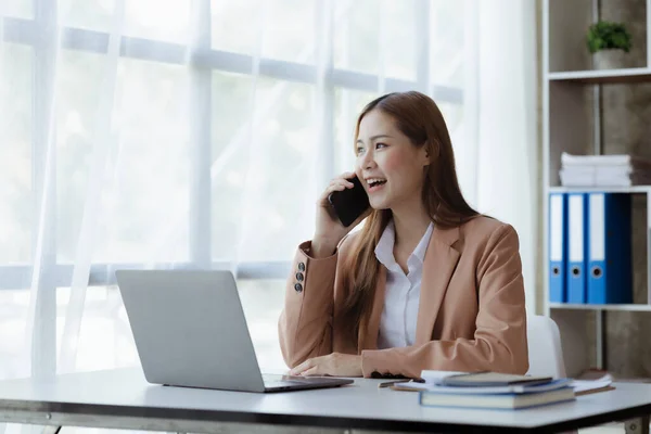 Beautiful Asian Woman Executives Business Executives Marketing Executives Talking Phone — ストック写真