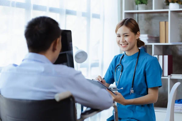 Doctors Giving Advice Treatment Patients Hospital Examination Rooms Treating Diseases — Stockfoto