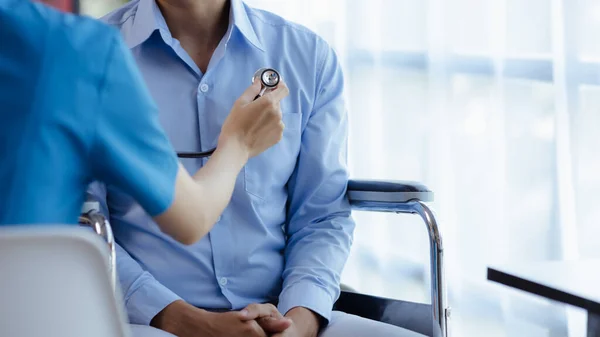 Doctors Use Stethoscopes Patients Hospital Examination Rooms Treating Illnesses Specialists —  Fotos de Stock