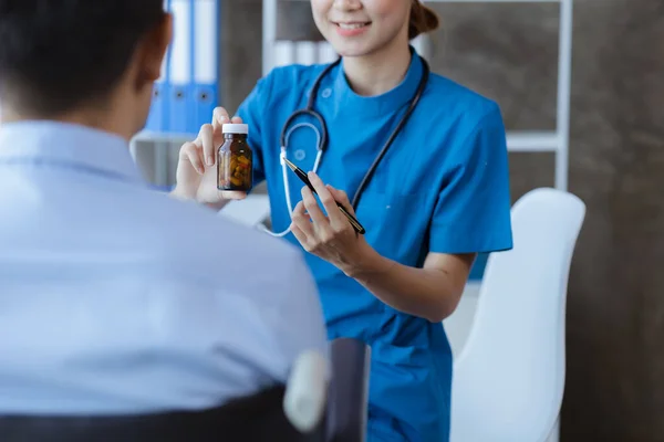 Doctors Giving Advice Medication Patients Hospital Examination Rooms Treating Diseases — Stockfoto
