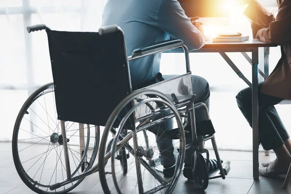 Homem Senta Cadeira Rodas Brainstorms Com Colegas Conduz Negócios Recruta — Fotografia de Stock