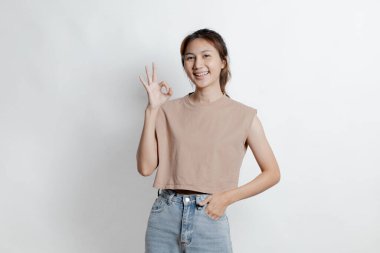 İzole edilmiş arka planda reklam düzenleme için el kol hareketi yapan güzel Asyalı kadın, reklam ve tabela için kullanılan portre konsepti, beyaz arkaplan üzerinde izole edilmiş, kopyalama alanı.