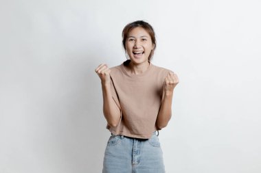 İzole edilmiş arka planda reklam düzenleme için el kol hareketi yapan güzel Asyalı kadın, reklam ve tabela için kullanılan portre konsepti, beyaz arkaplan üzerinde izole edilmiş, kopyalama alanı.