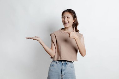 İzole edilmiş arka planda reklam düzenleme için el kol hareketi yapan güzel Asyalı kadın, reklam ve tabela için kullanılan portre konsepti, beyaz arkaplan üzerinde izole edilmiş, kopyalama alanı.