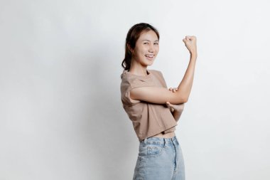 İzole edilmiş arka planda reklam düzenleme için el kol hareketi yapan güzel Asyalı kadın, reklam ve tabela için kullanılan portre konsepti, beyaz arkaplan üzerinde izole edilmiş, kopyalama alanı.