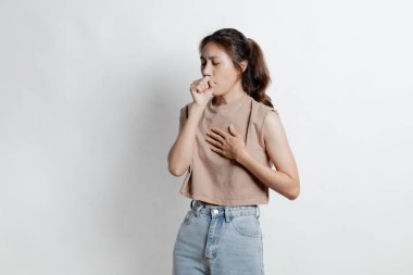 İzole edilmiş arka planda reklam düzenleme için el kol hareketi yapan güzel Asyalı kadın, reklam ve tabela için kullanılan portre konsepti, beyaz arkaplan üzerinde izole edilmiş, kopyalama alanı.