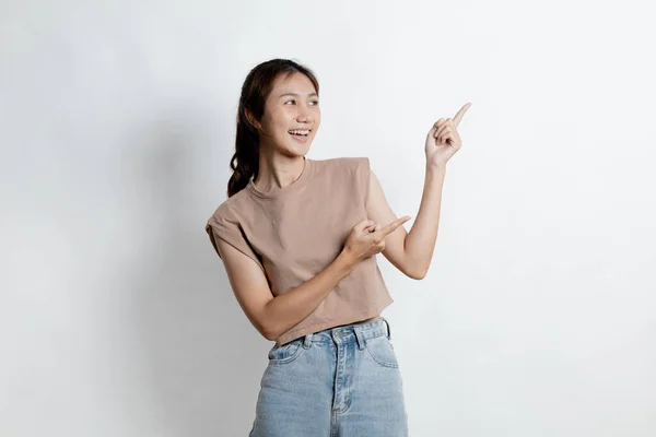 Όμορφη Ασιατική Γυναίκα Gesturing Για Επεξεργασία Διαφήμιση Απομονωμένο Φόντο Πορτρέτο — Φωτογραφία Αρχείου