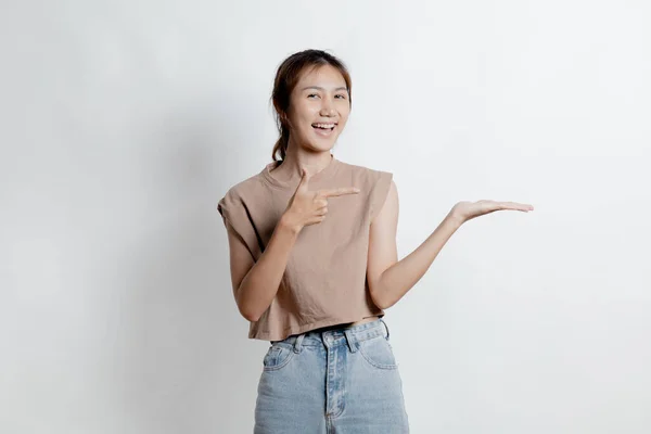 Vacker Asiatisk Kvinna Gest För Annons Redigering Isolerad Bakgrund Porträtt — Stockfoto